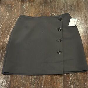 Elegant Contemporaine Black Button-Detail Mini Skirt by Simon’s.